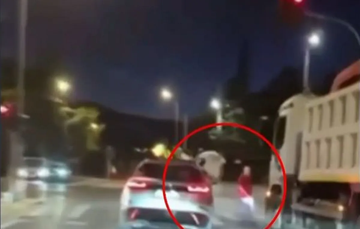 Αυτοκίνητο παραβιάζει κόκκινο σηματοδότη στη Λεωφόρο Πεντέλης