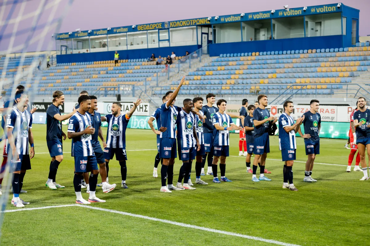 Παίκτες του Ηρακλή πανηγυρίζουν γκολ κόντρα στον Αστέρα Τρίπολης
