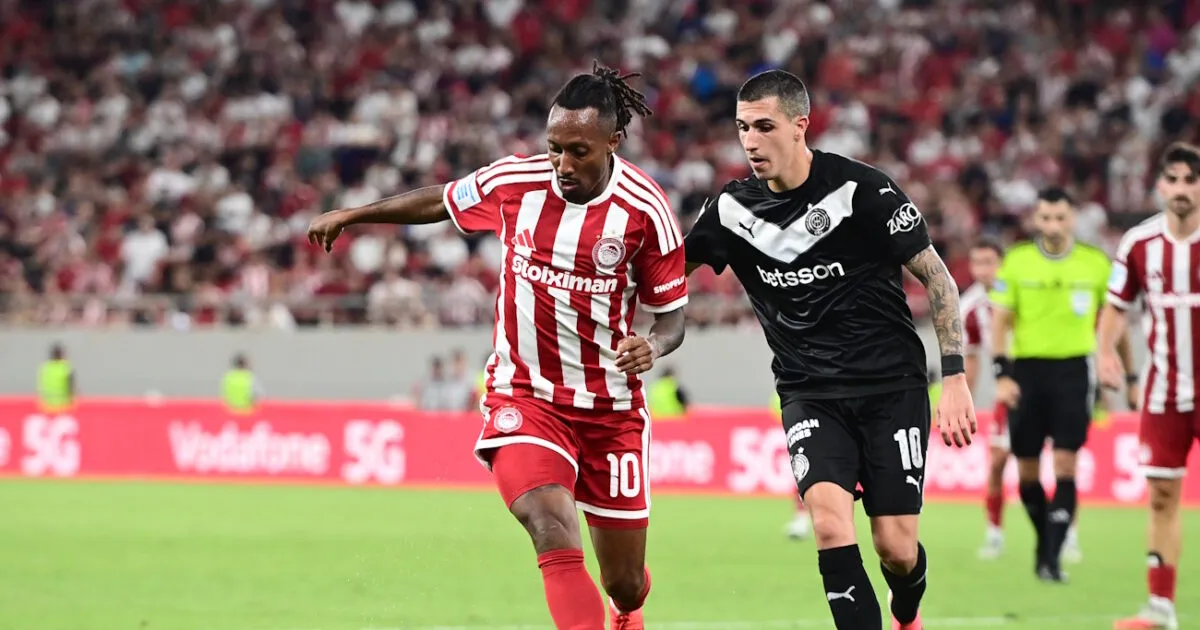 Παίκτες πανηγυρίζουν γκολ σε αγώνα Europa League