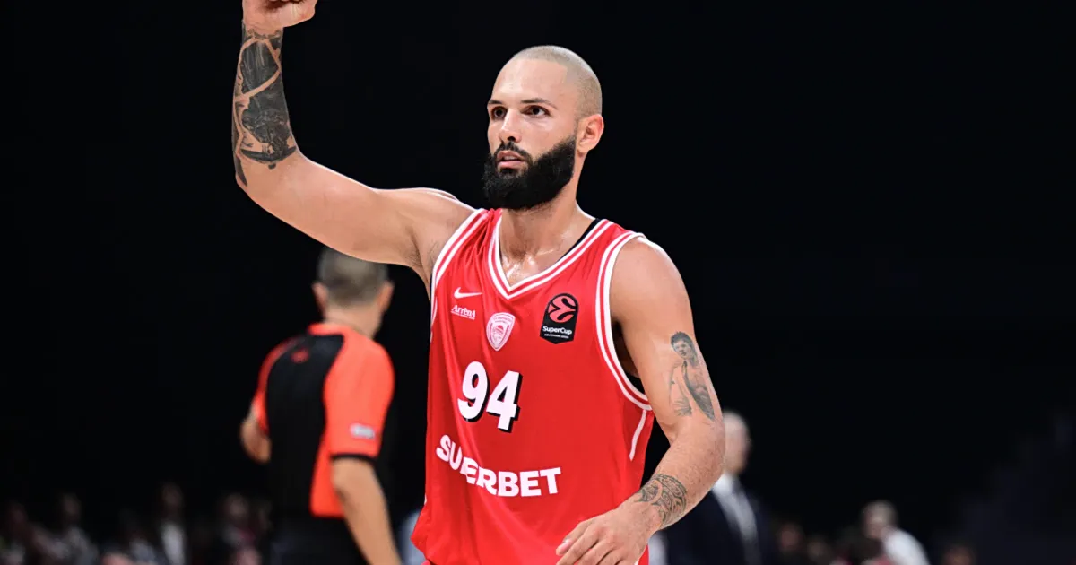 Παίκτες διεκδικούν την μπάλα σε αγώνα Euroleague