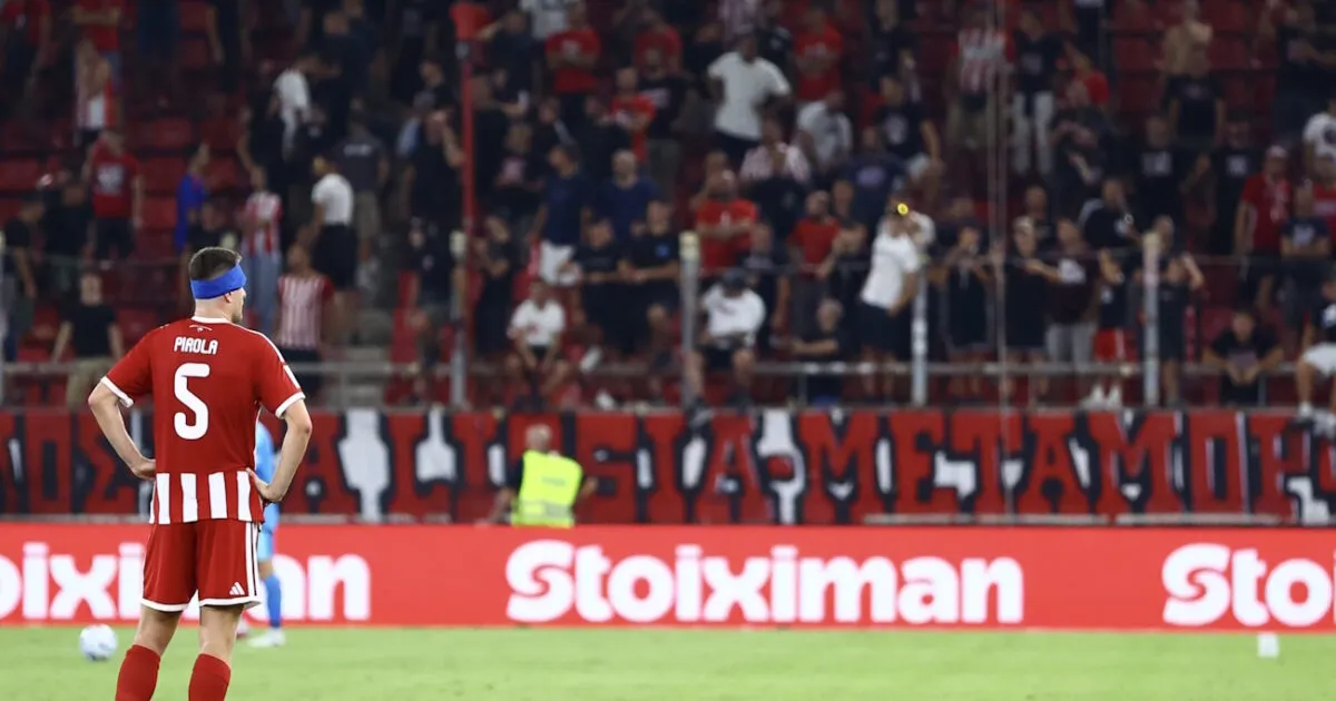 Παίκτες Ολυμπιακού και ΟΦΗ σε διεκδίκηση μπάλας στο Καραϊσκάκη