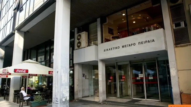 Αστυνομικοί έξω από τα Δικαστήρια Πειραιά