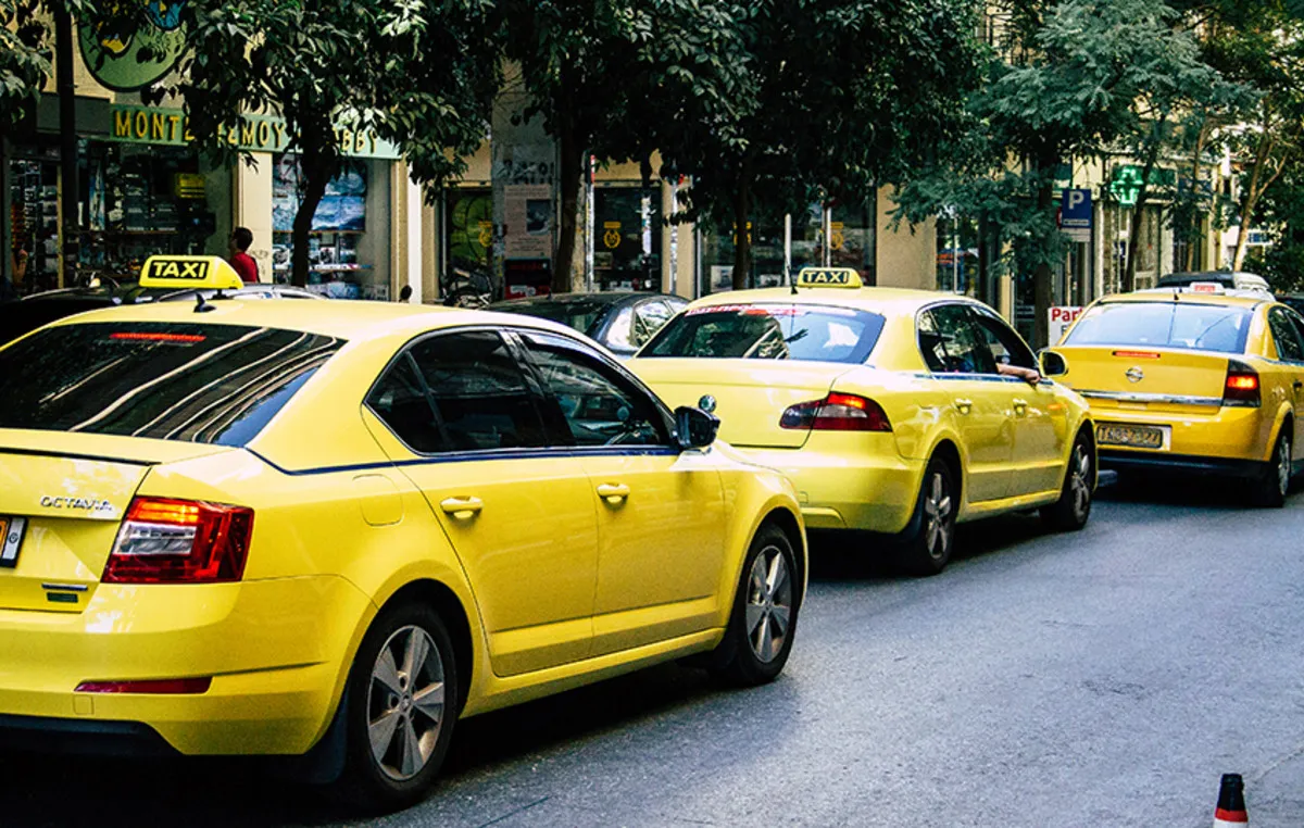 Ταξί έξω από αεροδρόμιο με νέες αυξημένες τιμές