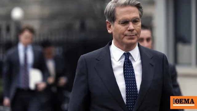 Κτίριο ρωσικής τράπεζας VTB με σημαία ΗΠΑ