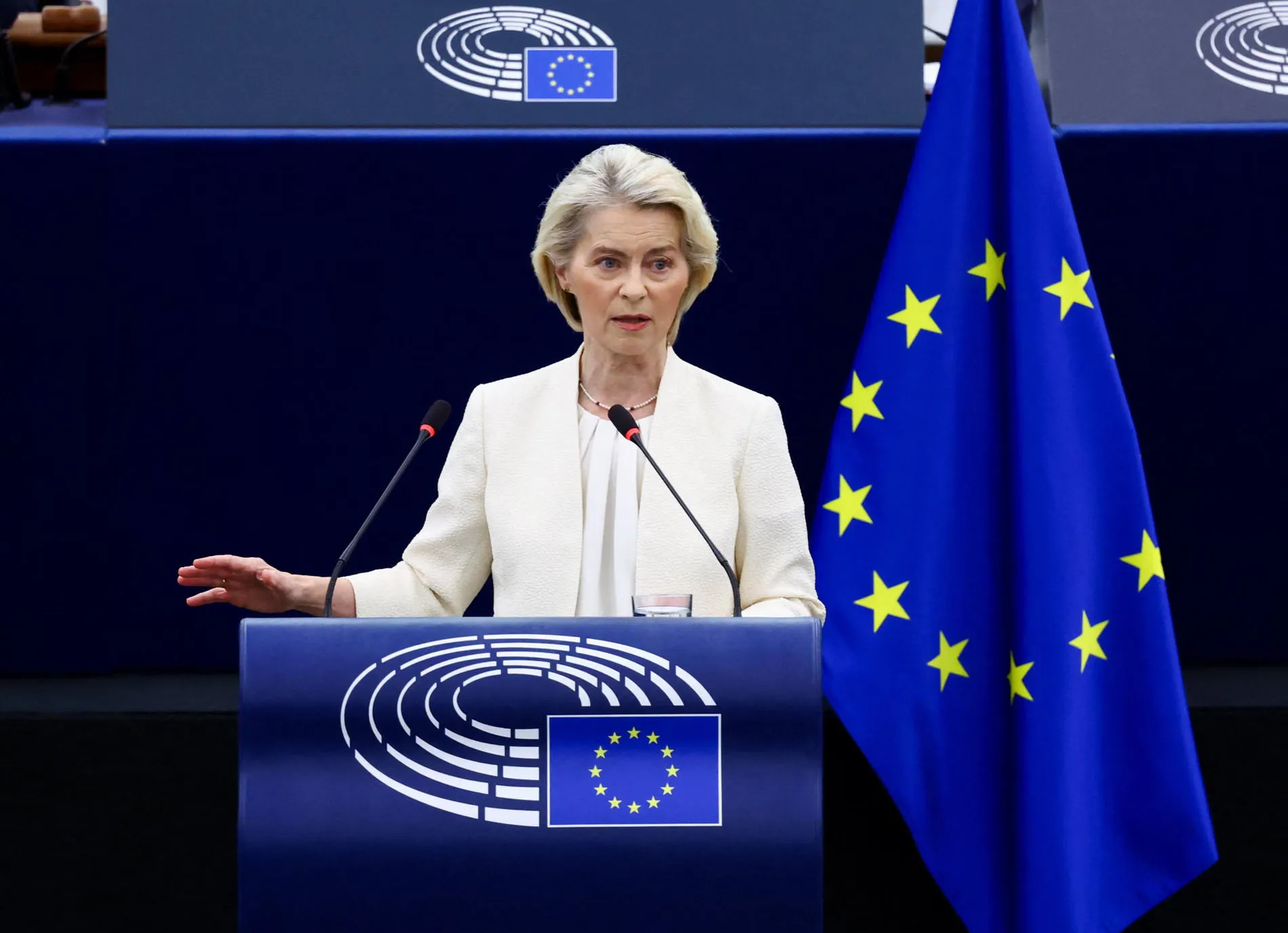 Η φον ντερ Λάιεν τιμά τους πιλότους πυρκαγιών