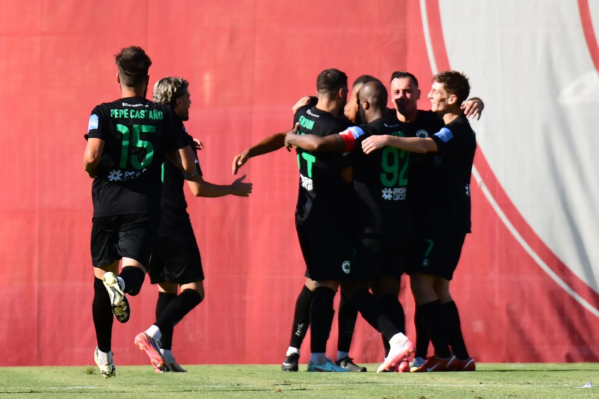 Παίκτες πανηγυρίζουν γκολ σε αγώνα Superbet League 2