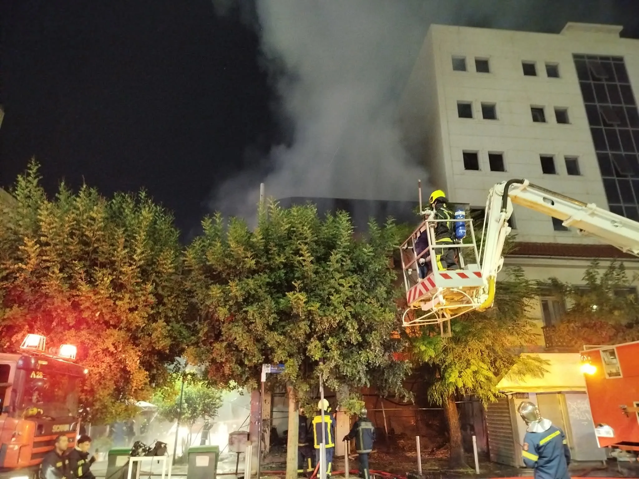 Πυροσβέστες επιχειρούν σε φωτιά καταστήματος στον Πειραιά
