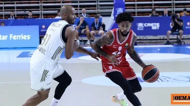 Παίκτες σε αγώνα μπάσκετ στο Super Cup της Euroleague