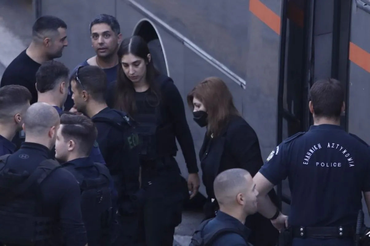 Η Ρούλα Πισπιρίγκου στο δικαστήριο με μπαστούνι