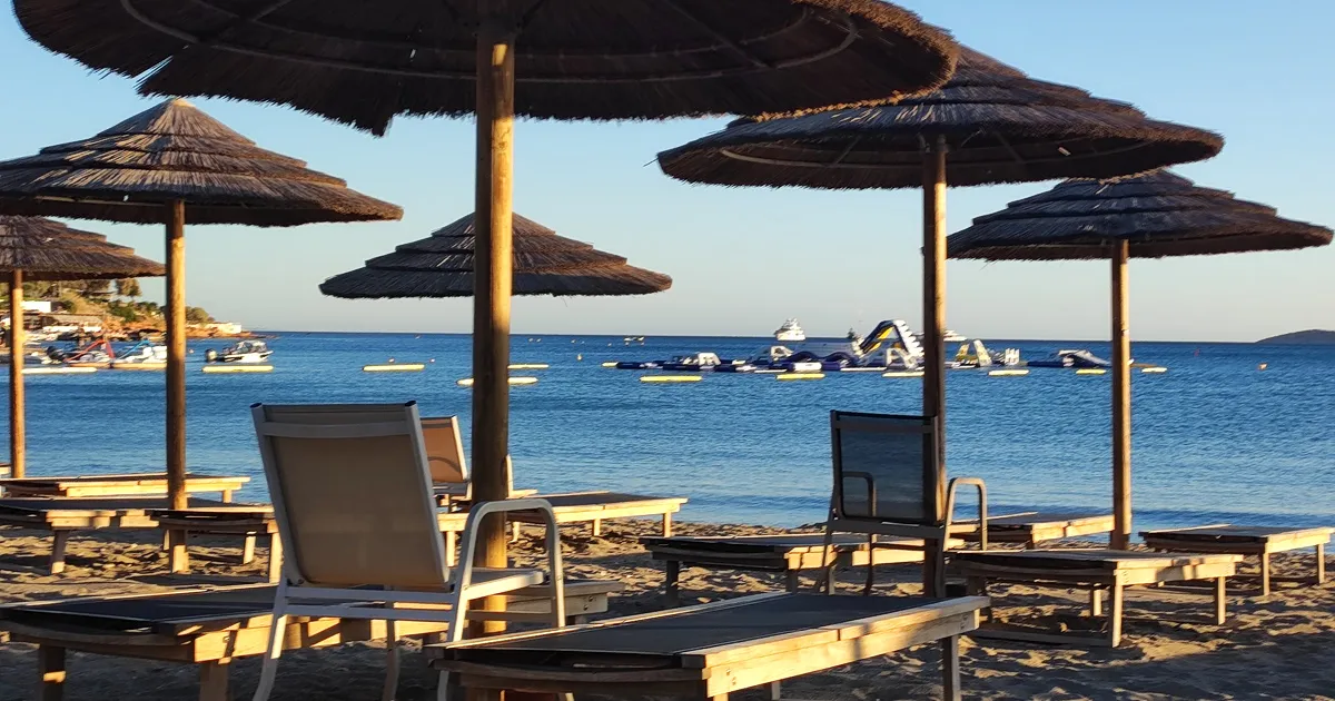 Ξαπλώστρες σε παραλία της Βουλιαγμένης το πρωί