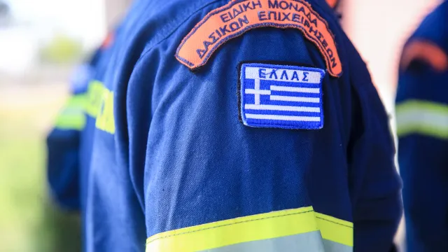 Πυροσβέστες σε επιχείρηση διάσωσης στον καταρράκτη Ενιπέα