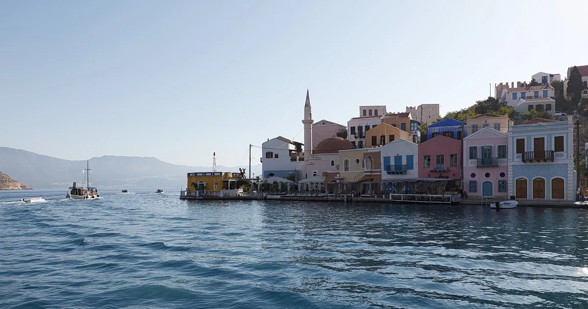 Το Καστελλόριζο με ελληνική σημαία στο ακριτικό νησί
