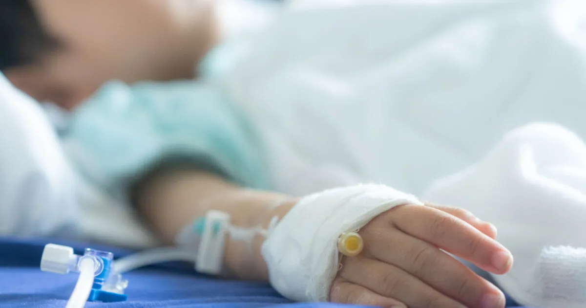 Ασθενοφόρο μεταφέρει 2χρονο αγόρι μετά από πτώση από μπαλκόνι