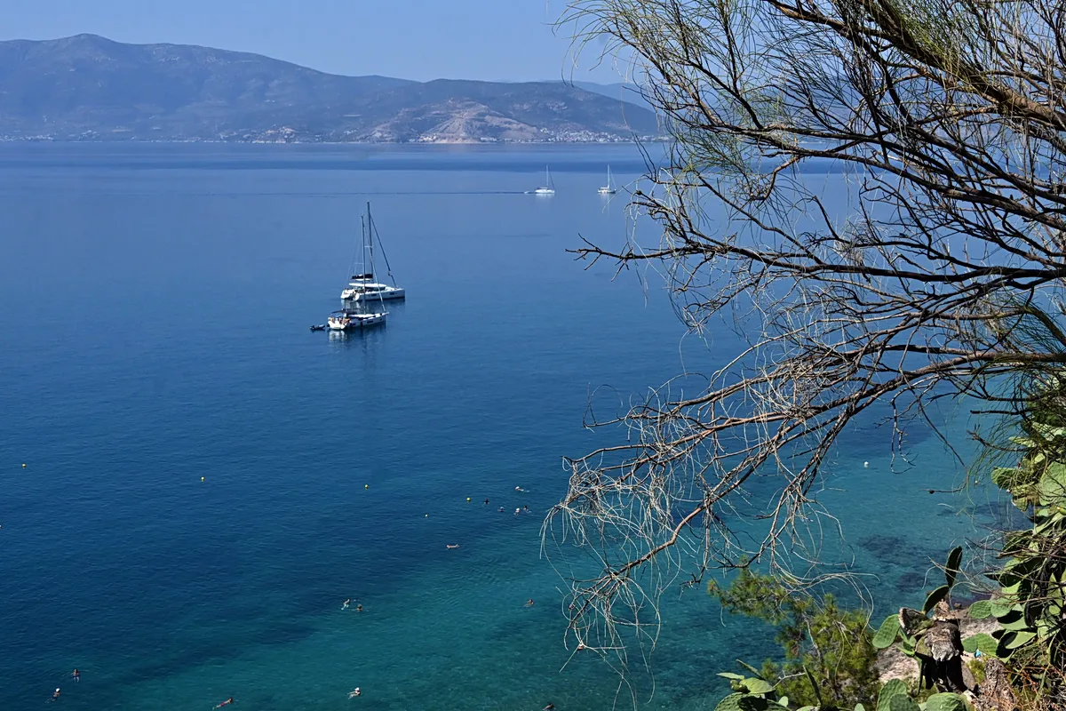 Ήλιος και καλοκαιρινός καιρός σε ελληνική παραλία