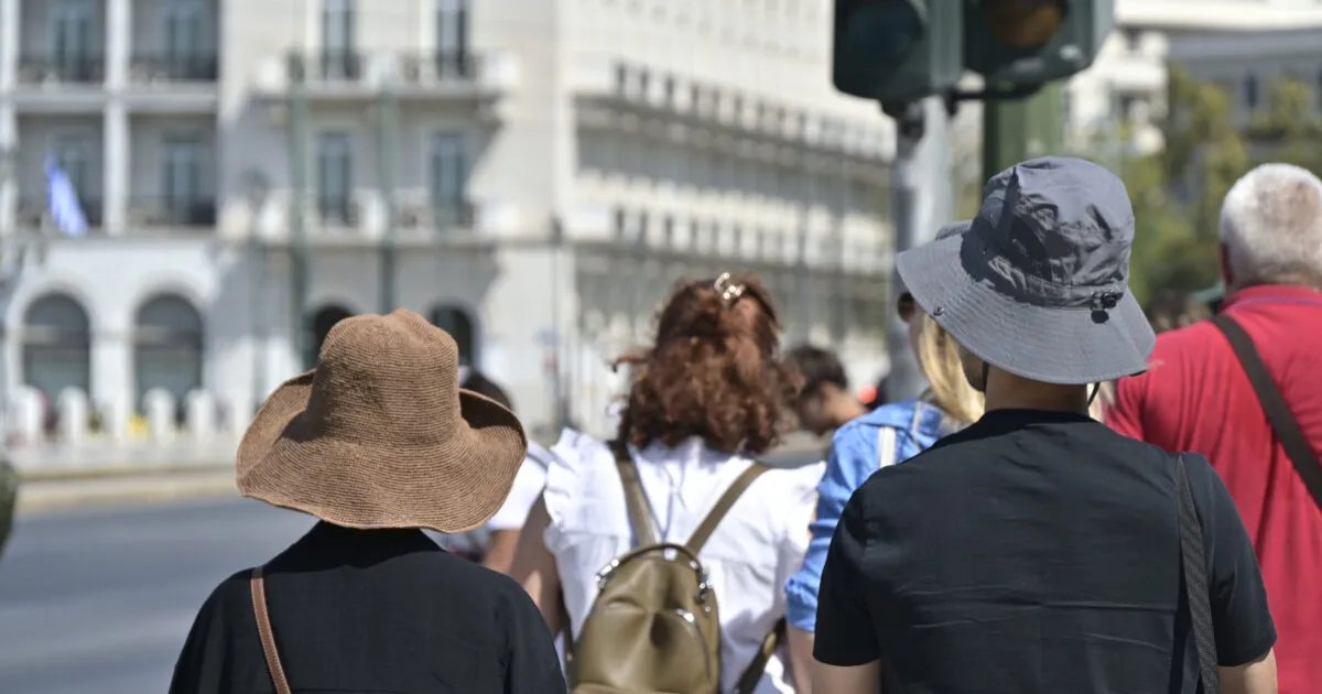 Ηλιόλουστος ουρανός και θερμόμετρο δείχνουν υψηλή θερμοκρασία καλοκαιριού