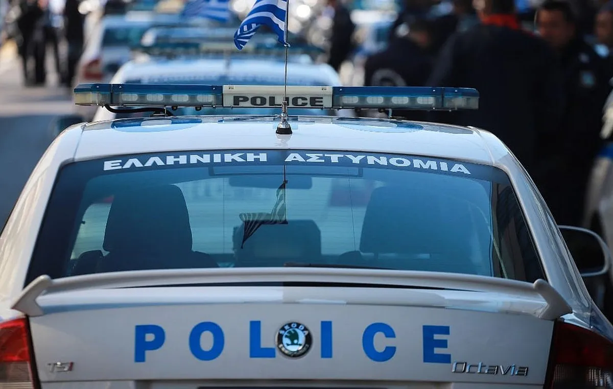 Ασθενοφόρο ΕΚΑΒ έξω από ξενοδοχείο στη Θεσσαλονίκη