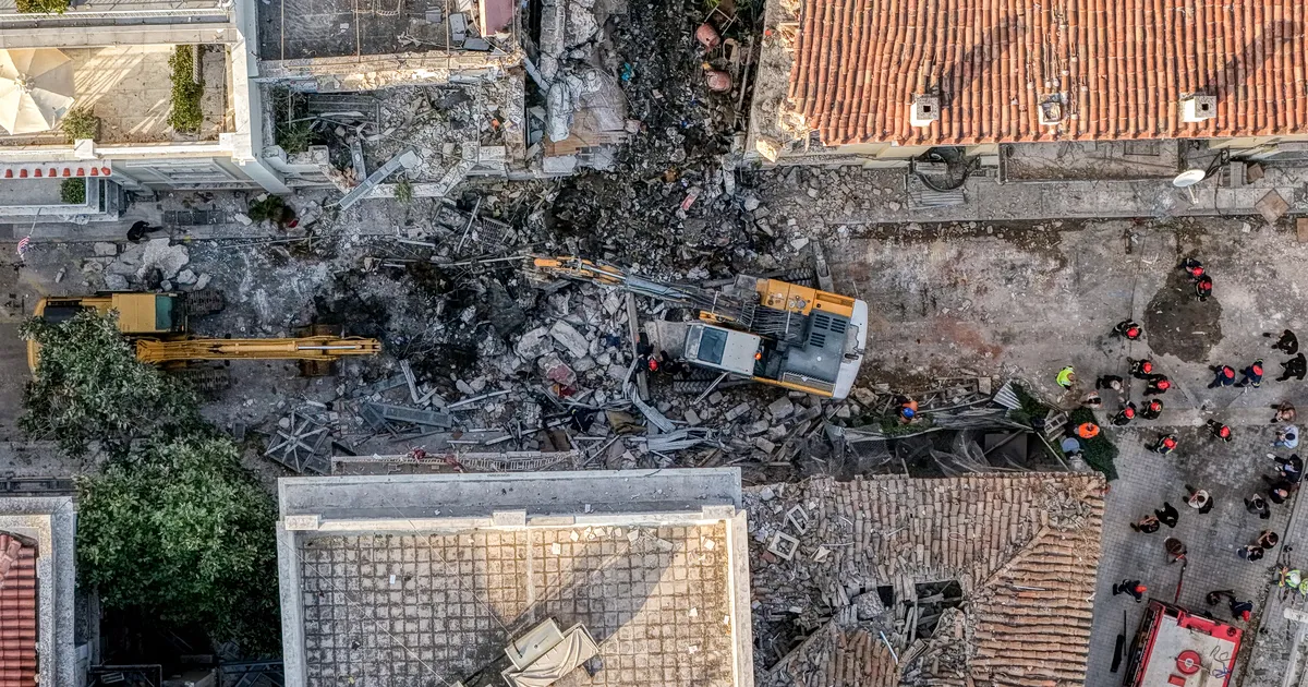 Κατεστραμμένο κτίριο στην Πλάκα μετά την έκρηξη