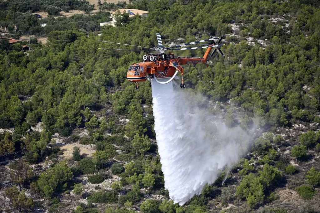 Η πυρκαγιά στην Πλατανιά Δράμας κινητοποιεί 35 πυροσβέστες