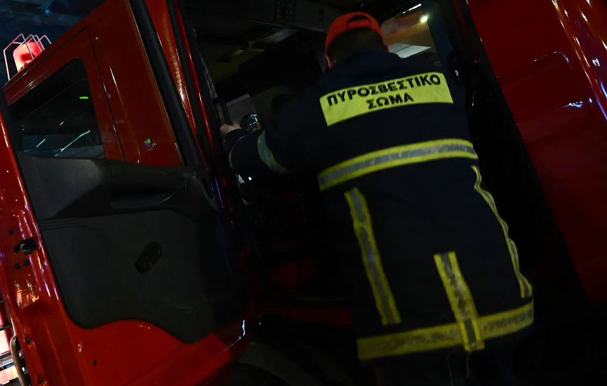 Πυροσβέστες έξω από ξενοδοχείο στον Πειραιά