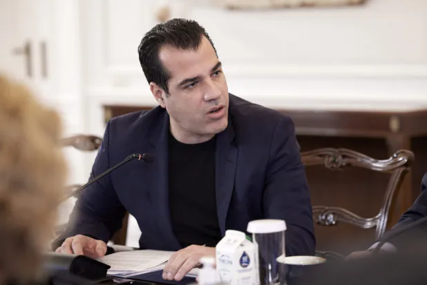Ο Πλεύρης ανακοινώνει 20.000 λιγότερες παράνομες αφίξεις