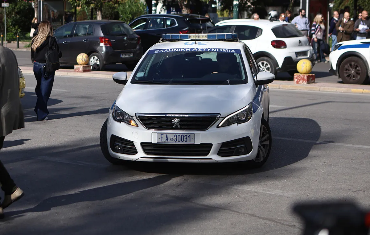 Κοριτσάκια μόνα σε πεζοδρόμιο στη Θεσσαλονίκη