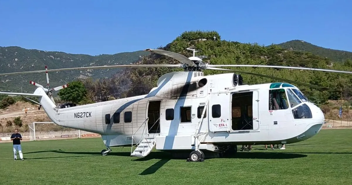 Πυροσβεστικό ελικόπτερο προσγειωμένο σε γήπεδο στο Ελαιοχώρι Καβάλας