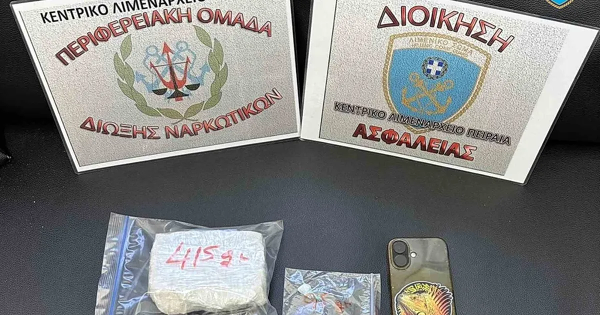 Στελέχη Λιμενικού ελέγχουν επιβατηγό πλοίο στον Πειραιά