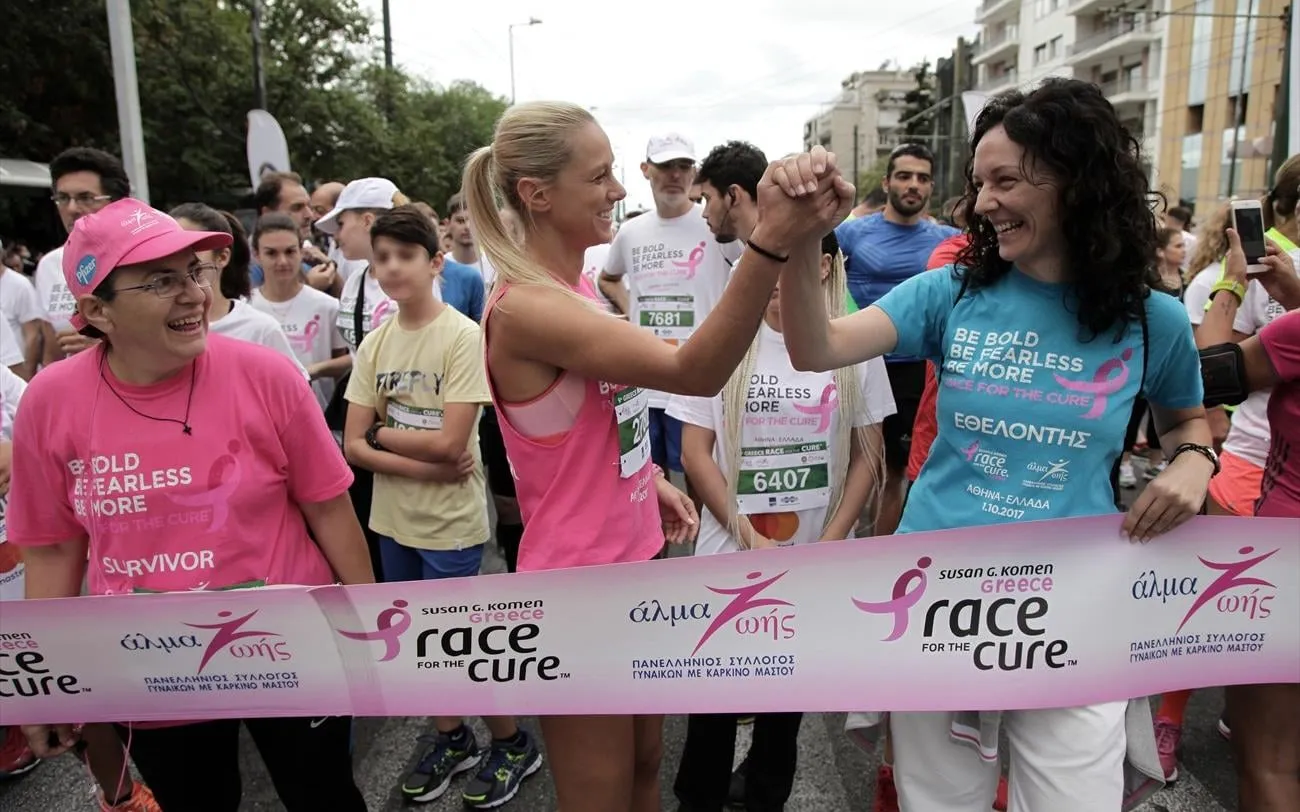 Αστυνομικοί γύρω από ύποπτο σακίδιο στο Σύνταγμα