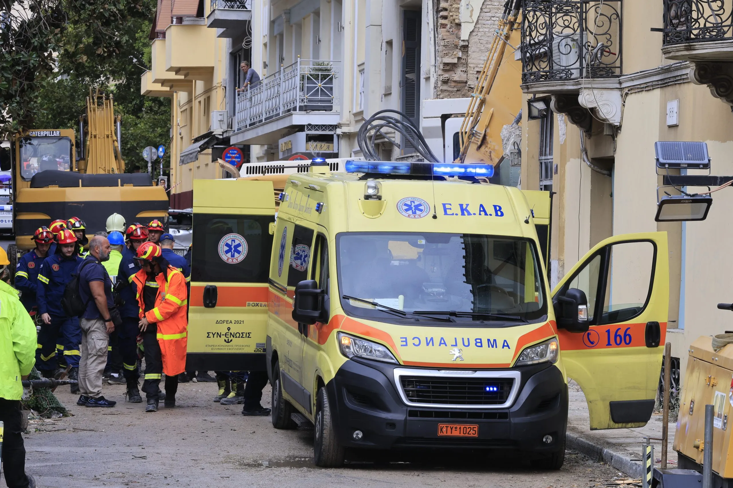 Συντρίμμια κτιρίου μετά την έκρηξη στην Πλάκα
