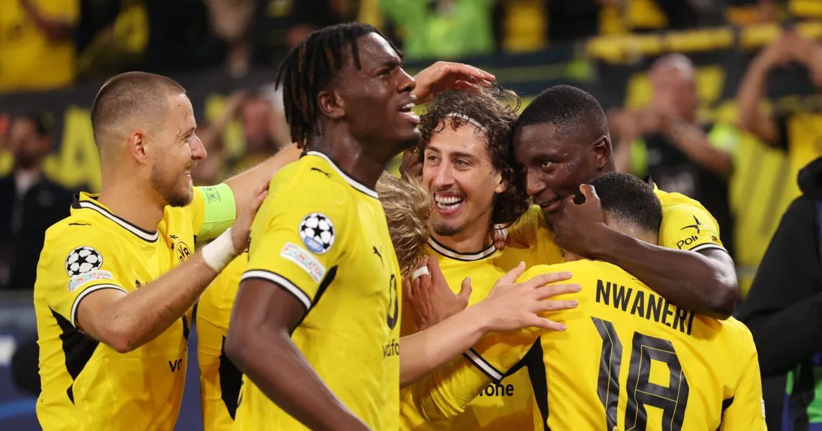 Παίκτες πανηγυρίζουν γκολ σε ματς Champions League