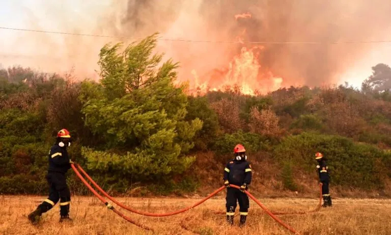 Φωτοβολταϊκά πάνελ σε μπαλκόνι πολυκατοικίας