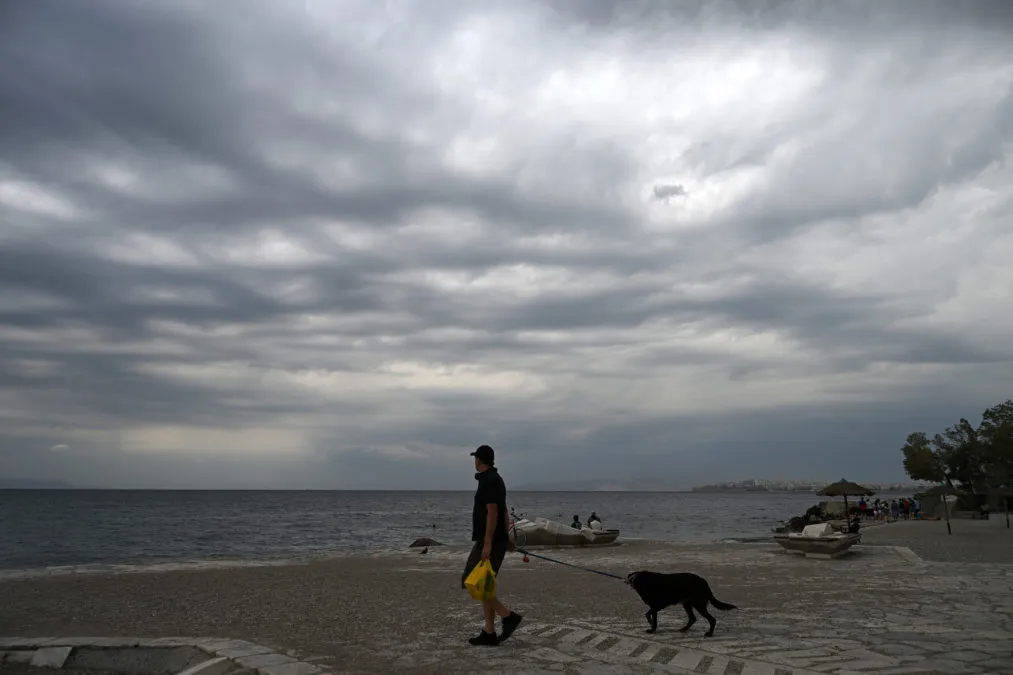 Σύννεφα και καταιγίδα πάνω από ελληνική ύπαιθρο