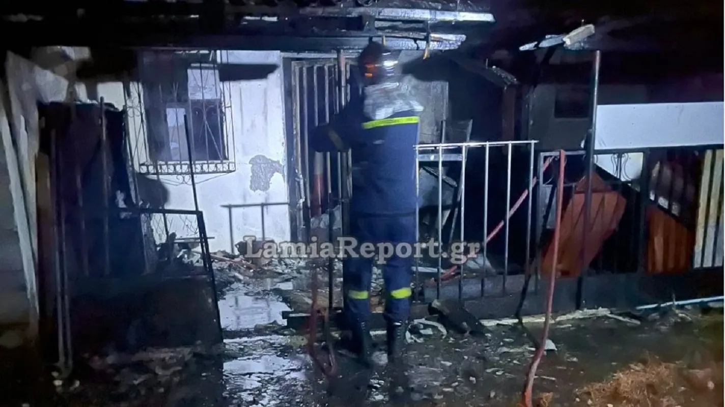 Πυροσβέστες επιχειρούν σε κατεστραμμένο σπίτι μετά από φωτιά στη Φθιώτιδα