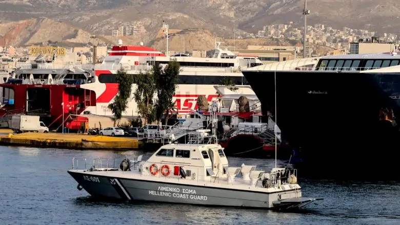 Επιβατηγό οχηματαγωγό πλοίο στο λιμάνι του Πειραιά