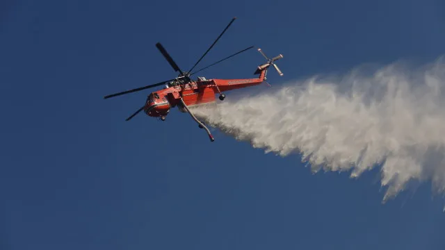 Ελικόπτερο ρίχνει νερό σε δασική πυρκαγιά στο Λουτράκι