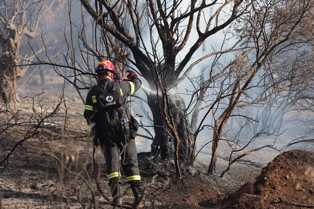 Πυροσβεστικό ελικόπτερο ρίχνει νερό σε φωτιά στην Εύβοια