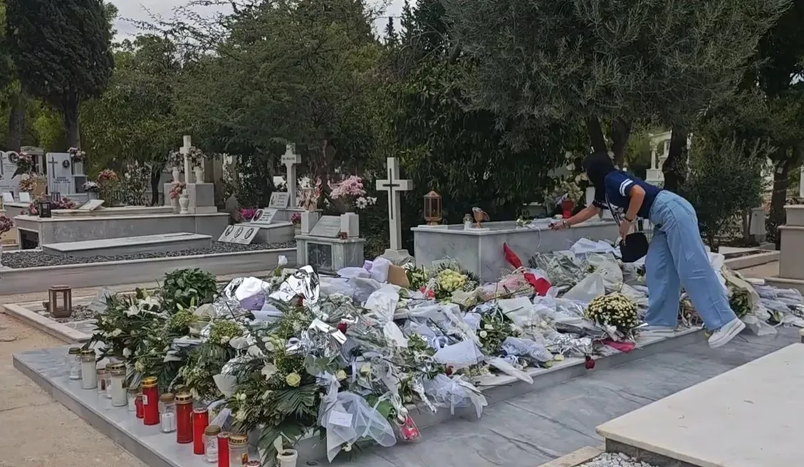 Ο Γιώργος Μαζωνάκης σε συναυλία με μικρόφωνο