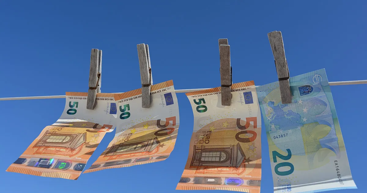 Έγγραφα και σφραγίδα δικαιοσύνης για οικονομική απάτη