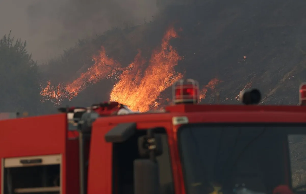 Πυροσβέστες επιχειρούν σε πυρκαγιά σε αγροτική περιοχή