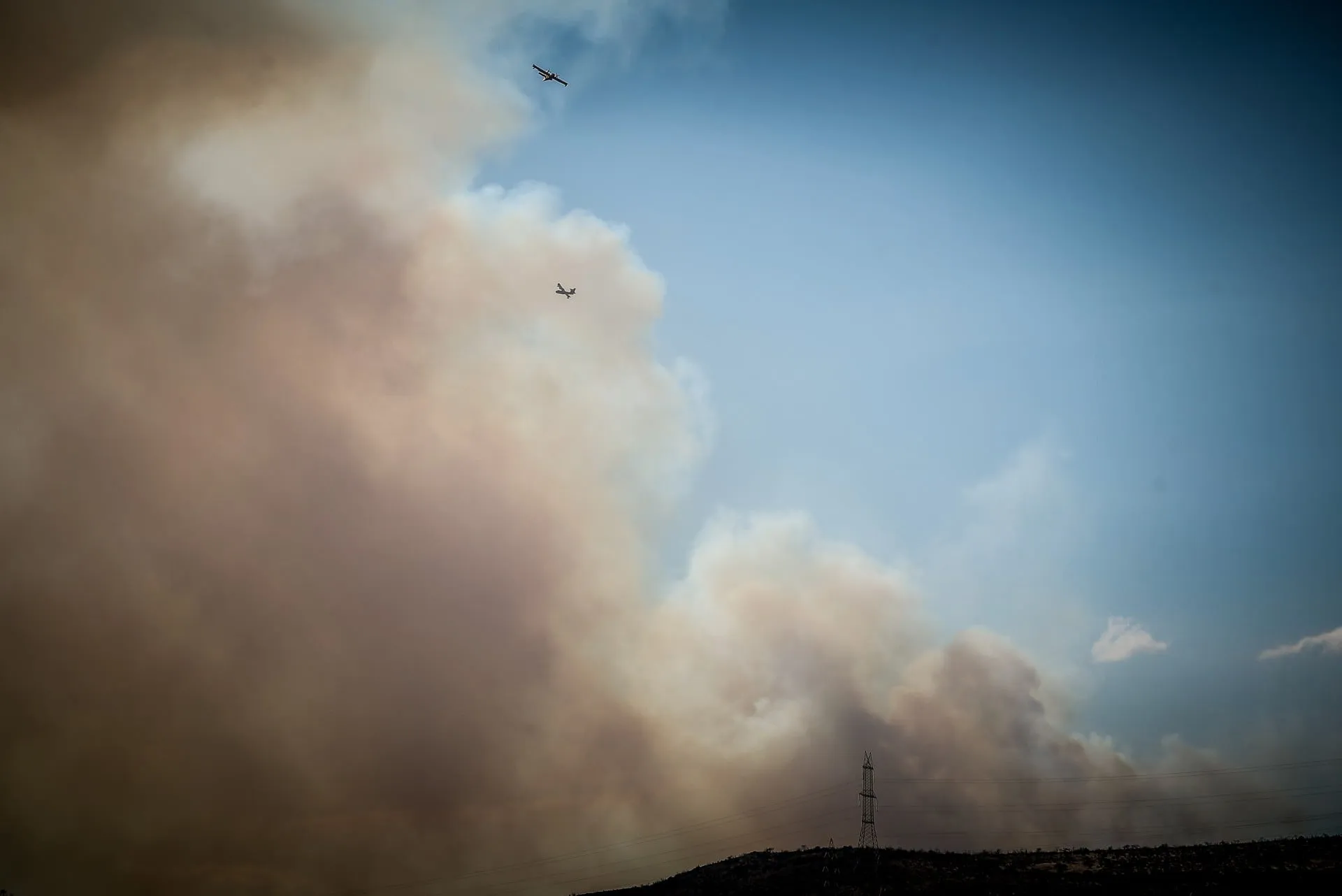 Πυροσβεστικό ελικόπτερο ρίχνει νερό σε δασική φωτιά