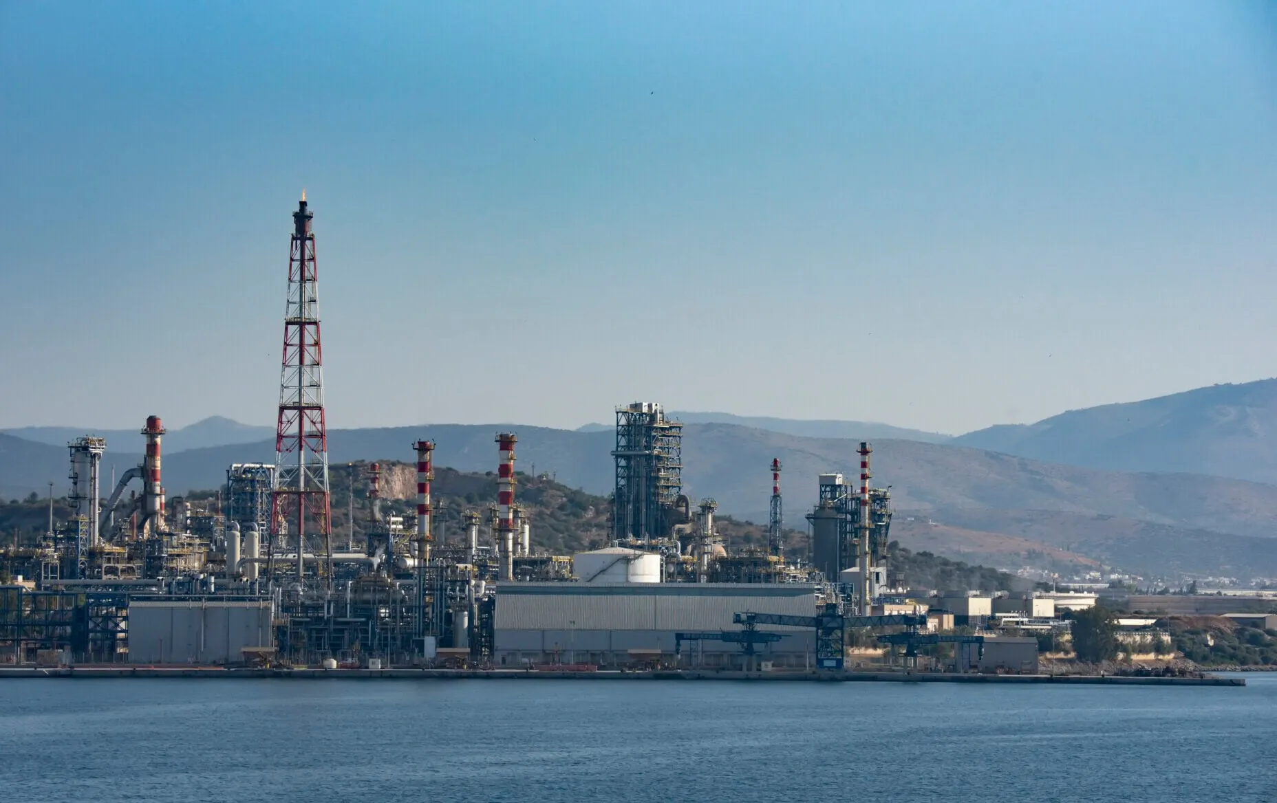 Αντλία καυσίμων με τιμές βενζίνης και πετρελαίου