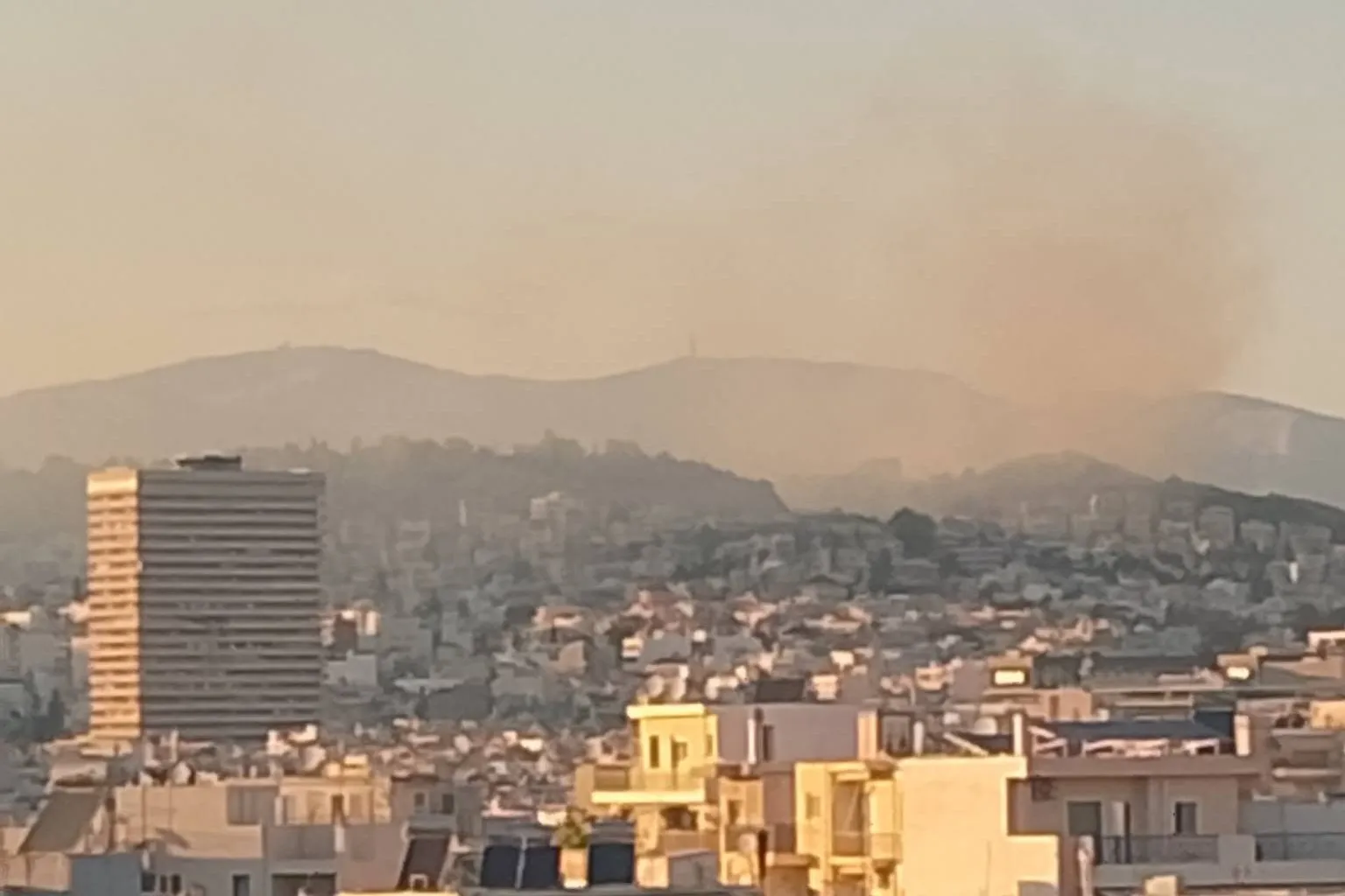 Πυροσβέστες κατασβήνουν φωτιά σε χαμηλή βλάστηση στο Ψυχικό