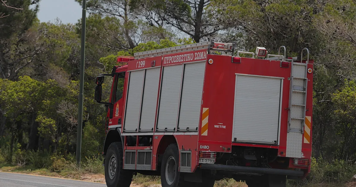 Πυροσβεστικό ελικόπτερο ρίχνει νερό σε φωτιά στην Κάρυστο