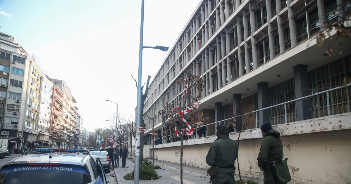 Ανήλικοι μαθητές έξω από σχολείο στη Θεσσαλονίκη