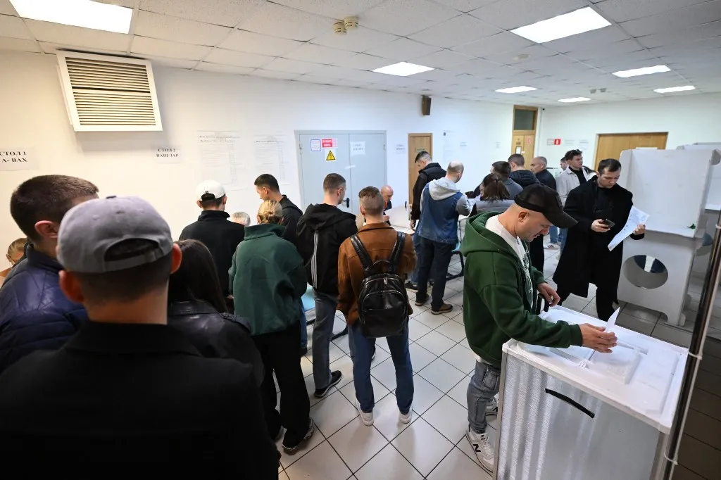 Κάλπες βουλευτικών εκλογών στη Ρωσία με σημαία
