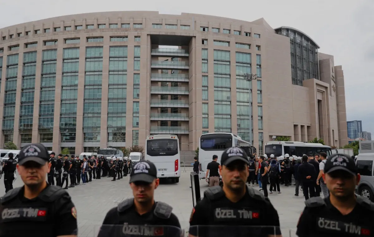 Φίλαθλοι και διαιτητής σε γήπεδο ποδοσφαίρου στην Τουρκία