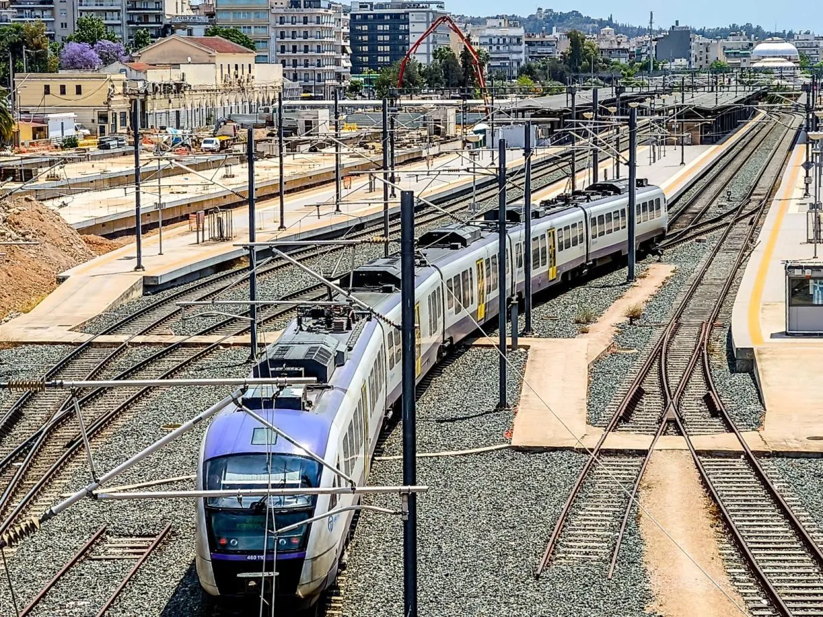 Συρμός του Προαστιακού Σιδηροδρόμου στην Αρχαία Κόρινθο