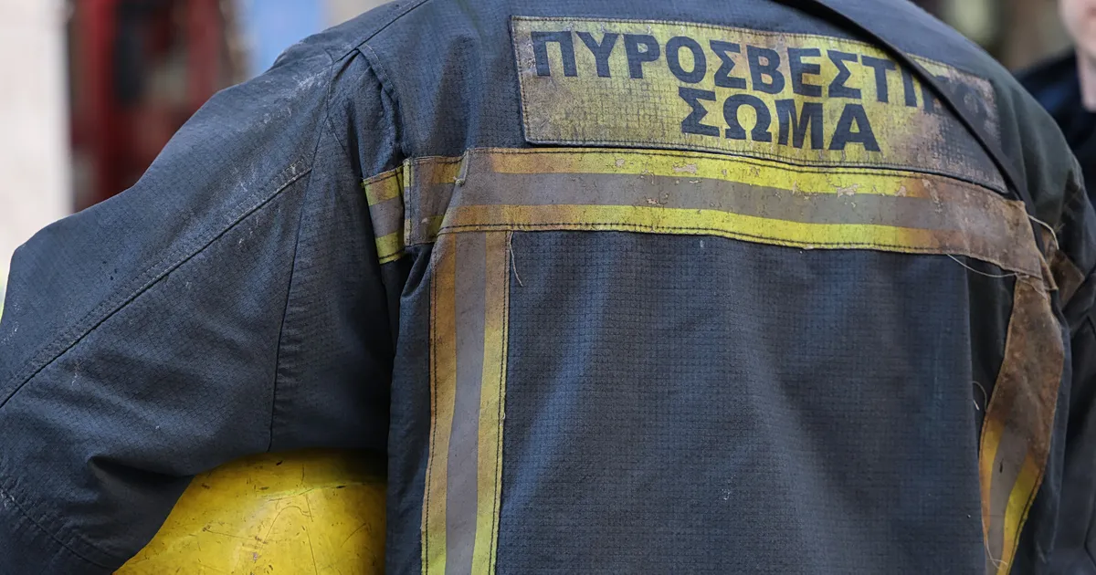Πυροσβέστες σε επιχείρηση διάσωσης σε βραχώδη περιοχή της Ρόδου