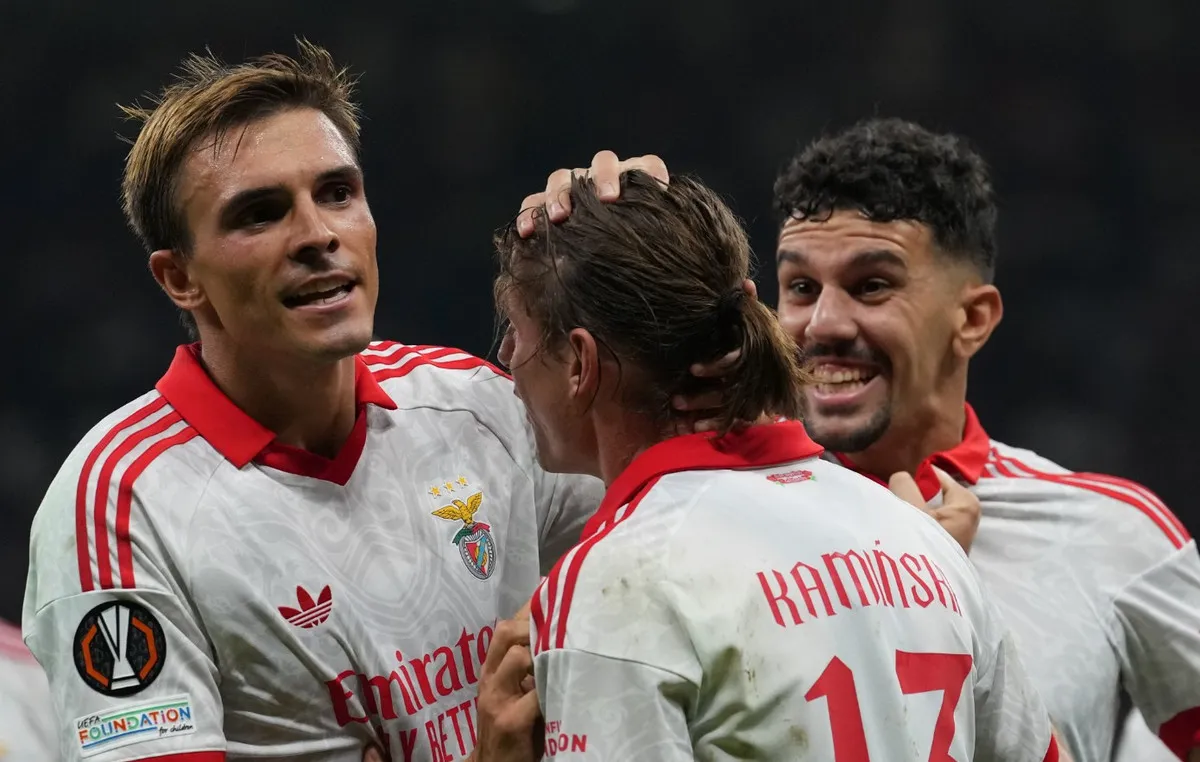 Παίκτες πανηγυρίζουν γκολ σε αγώνα Europa League