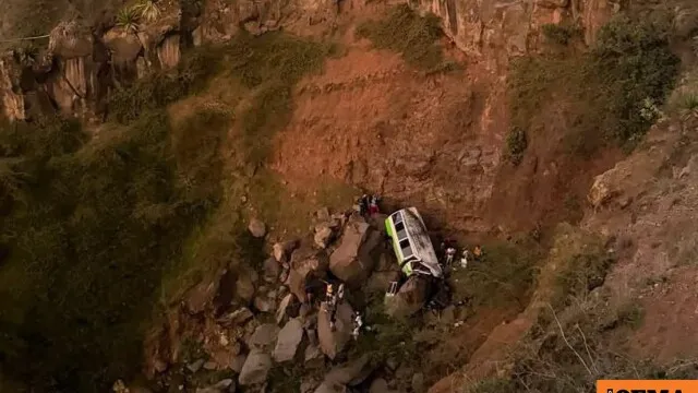 Λεωφορείο σε φαράγγι στο νησί Φόγκο Πράσινου Ακρωτηρίου